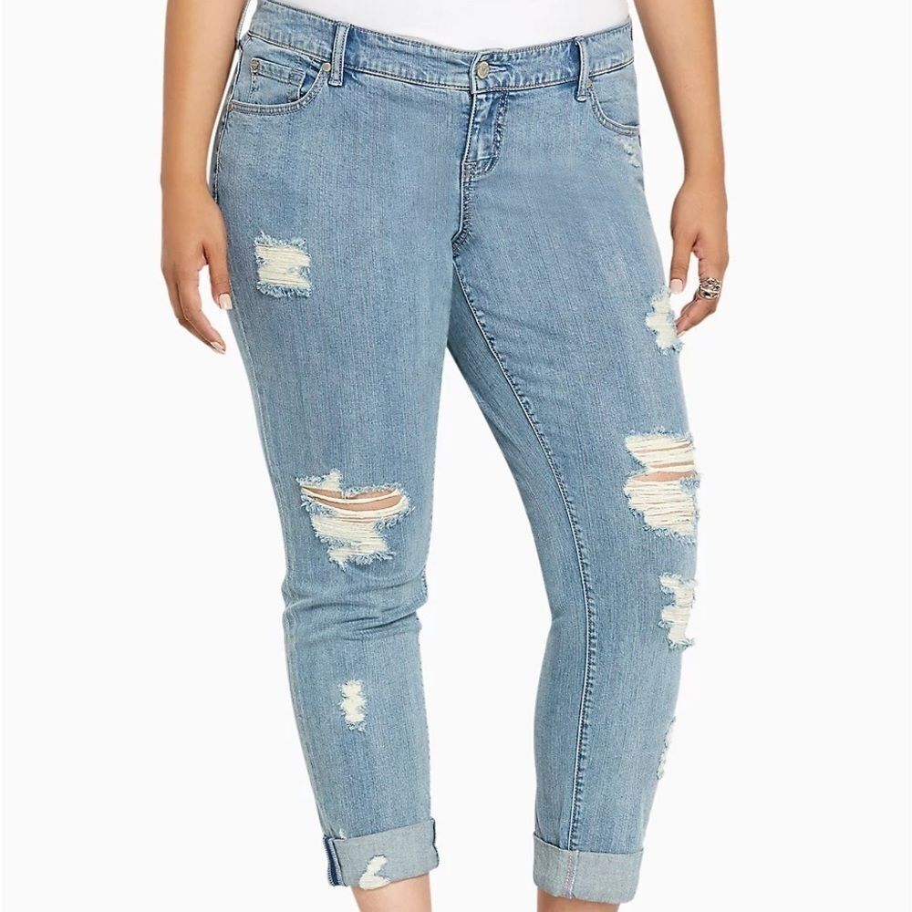 TORRID BOYFRIEND JEANS - LIGHT WASH WITH RIPPED DESTRUCTION
